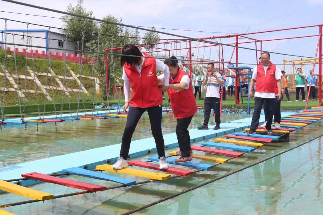 水上闯关.jpg